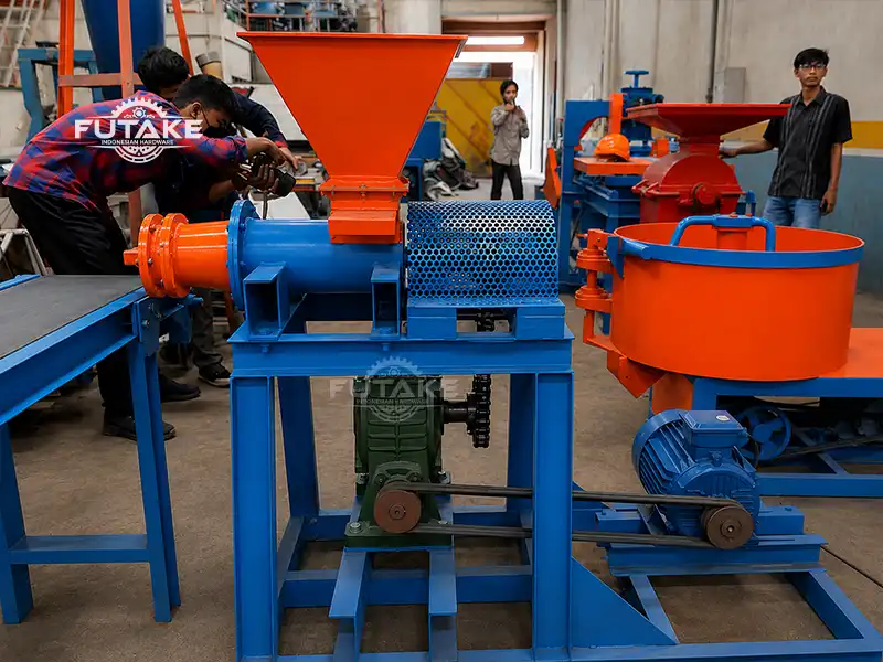 Tabel spesifikasi mesin cetak briket otomatis meliputi kapasitas produksi, dimensi, rangka mesin, dan penggerak.