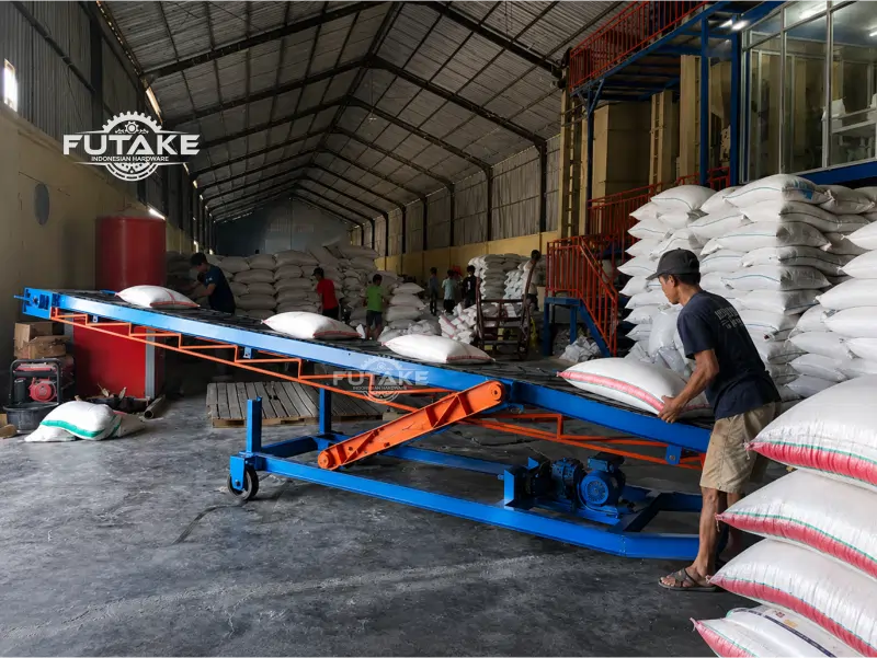 Fungsi mesin conveyor untuk memindahkan barang secara otomatis di area produksi