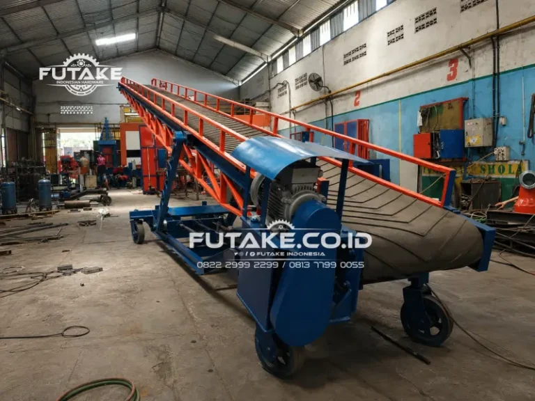 Mesin conveyor atau kompayer digunakan untuk memindahkan barang dalam proses produksi industri