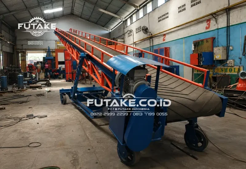 Mesin conveyor atau kompayer digunakan untuk memindahkan barang dalam proses produksi industri
