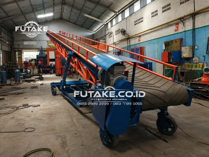Mesin conveyor atau kompayer digunakan untuk memindahkan barang dalam proses produksi industri