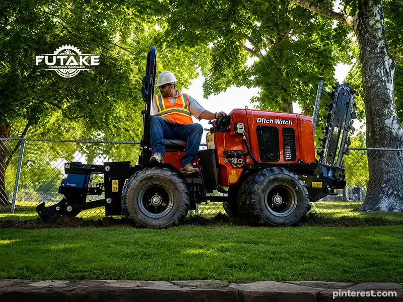 ride-on trencher dioperasikan dengan cara langsung dinaikin operator